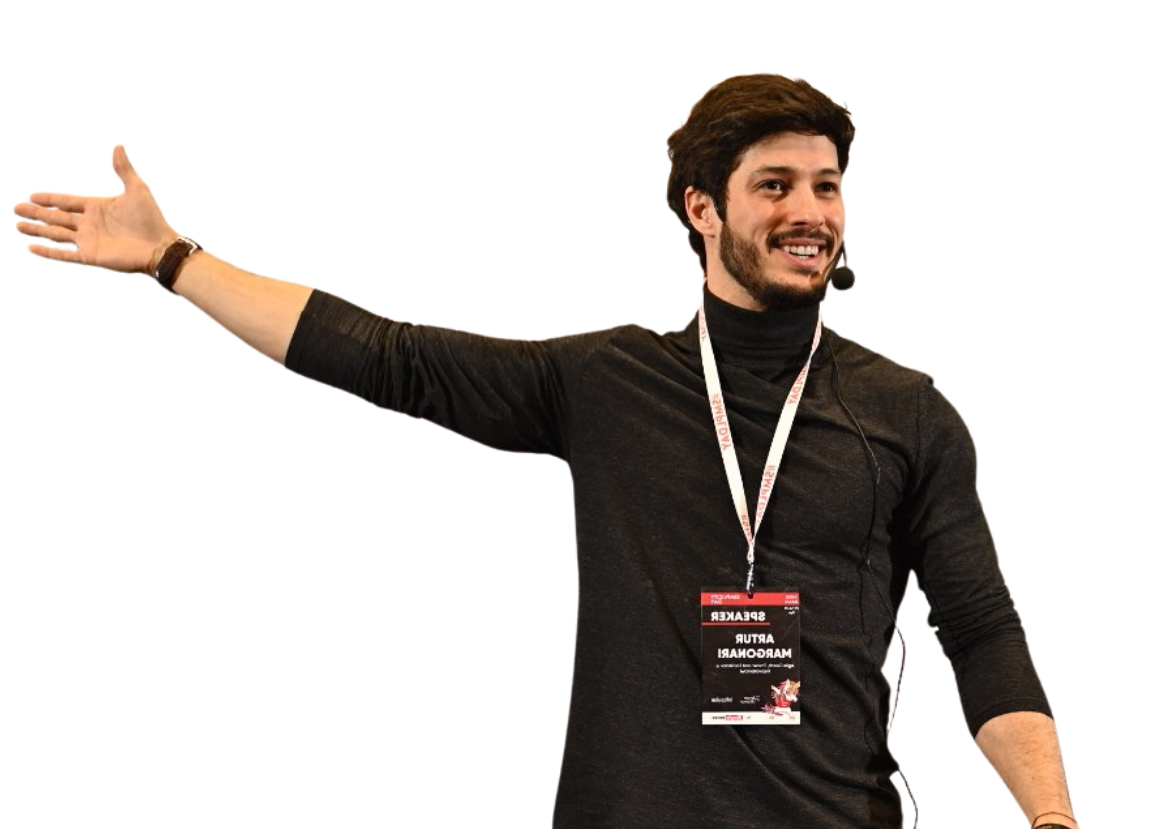 Artur Margonari speaking on stage