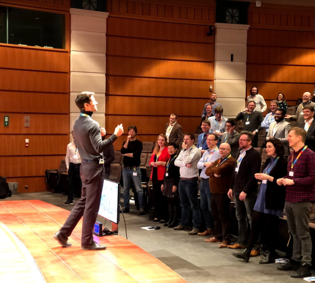 Artur speaking to an audience